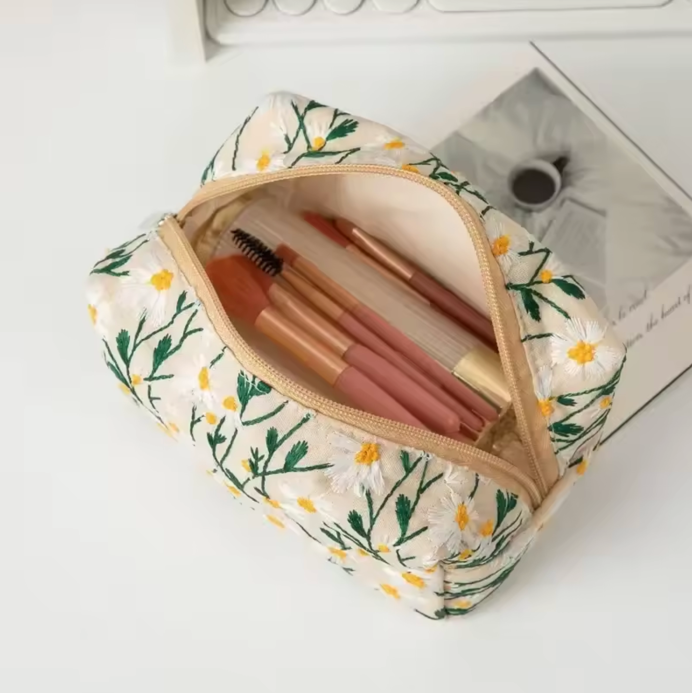 Embroidered Little Daisy Makeup Bag
